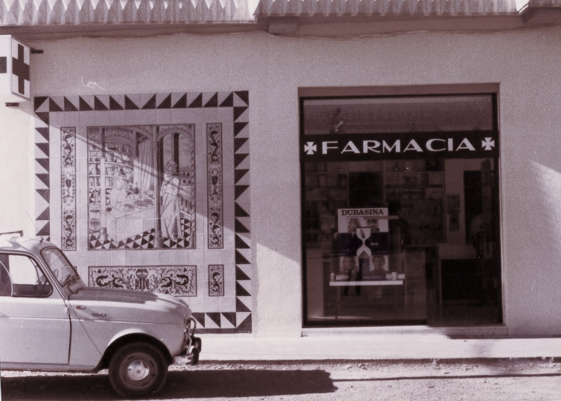 se veria la fachada de la farmacia